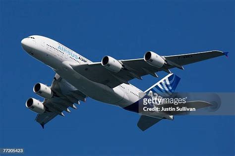 who flies the a380.